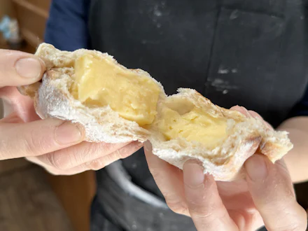 【横須賀】全粒粉×自家製クリームのカリふわ食感。絶品クリームパンが人気の「つきパン」